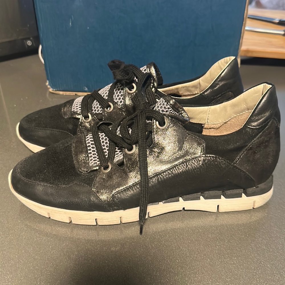 Miz Mooz Augusta Leather Stylish Sneakers sz 10